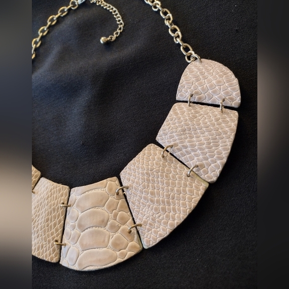 Premier Designs Exotic Reptile Bib Necklace - Picture 3 of 10